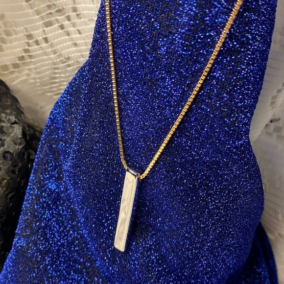 NWT 👄 SLEEK ARROW TRENDY BAR NECKLACE GOLD CHAIN AND SILVER BAR SUPER SEXY - Picture 2 of 11